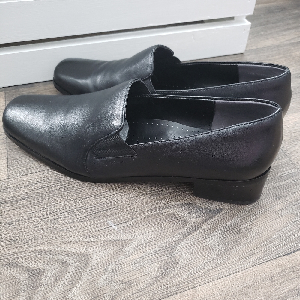 Trotters Womens Black Loafers - Size 12
